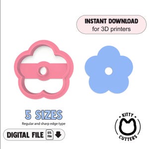 Può includere: Due formine per biscotti a forma di fiore, una rosa e una blu. La formina rosa ha una barra orizzontale al centro. L'immagine include il testo "DOWNLOAD IMMEDIATO per stampanti 3D", "5 TAGLIE", "FILE DIGITALE" e il logo Kitty Cutters.