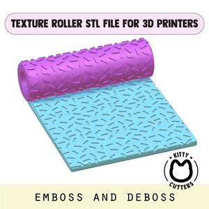 Può includere: Un rullo per texture stampato in 3D con un rullo viola e una base azzurra. Il rullo presenta un motivo ripetuto di piccoli rettangoli in rilievo. Anche la base è decorata con lo stesso disegno. Il testo recita "TEXTURE ROLLER STL FILE FOR 3D PRINTERS" e "EMBOSS AND DEBOSS".