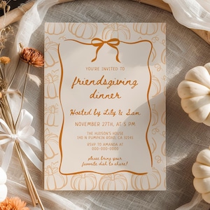 Op de afbeelding: Een Friendsgiving-dineruitnodiging met een pompoenthema. De uitnodiging is omgeven door witte pompoenen, gedroogde bloemen en een bamboeframe. De tekst op de uitnodiging luidt "You're invited to Friendsgiving dinner Hosted by Lily & Sam."
