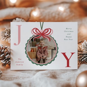 Joy Photo Kerstkaartsjabloon Bewerkbare vakantiefotokaart Kaart met kerstbal Vrolijke kerstwenskaart Bow Family Photo Card | C013