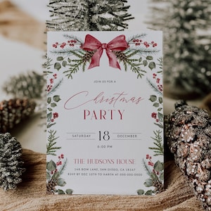 Op de afbeelding: Een witte kerstfeestuitnodiging met een aquarelillustratie van een rode strik, dennenappels en groen. De tekst luidt "Join us for a Christmas Party, Zaterdag, 18 december, 18:00 uur, The Hudsons House, 148 Bow Lane, San Diego, CA 18167, RSVP vóór 10 december aan Karen op 000-000-0000".