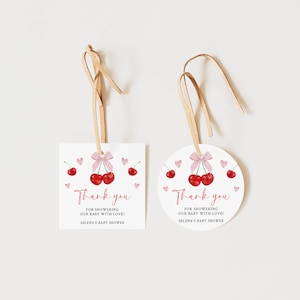 Etiquetas para chá de bebê com laço rosa e cereja, etiquetas para lembrancinhas de chá de bebê com cereja rosa em cima, etiqueta de agradecimento com fita blush e frutas vermelhas | B006