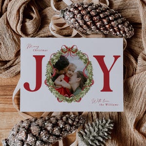 Plantilla de tarjeta navideña con foto de alegría, tarjeta con foto editable para las fiestas, tarjeta de felicitación navideña con lazo, tarjeta con foto familiar con corona navideña, cinta/C018