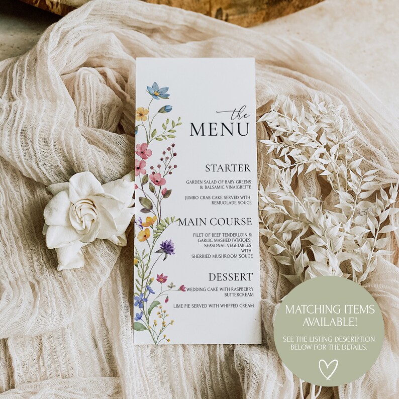 Peut inclure: Une carte de menu de mariage avec un motif floral. Le menu comprend des options d'entr&eacute;e, de plat principal et de dessert. Le texte indique "the MENU", "STARTER", "GARDEN SALAD OF BABY GREENS & BALSAMIC VINAIGRETTE", "JUMBO CRAB CAKE SERVED WITH REMUOLADE SOUCE", "MAIN COURSE", "FILET OF BEEF TENDERLOIN & GARLIC MASHED POTATOES SEASONAL VEGETABLES WITH SHERRIED MUSHROOM SAUCE", "DESSERT", "WEDDING CAKE WITH RASPBERRY BUTTERCREAM", "LIME PIE SERVED WITH WHIPPED CREAM", "MATCHING ITEMS AVAILABLE!", "SEE THE LISTING DESCRIPTION BELOW FOR THE DETAILS."