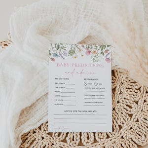 K&ouml;nnte beinhalten: Eine druckbare Babyparty-Spielkarte mit floralem Design. Die Karte hat Abschnitte f&uuml;r die G&auml;ste, um das Geburtsdatum, die Uhrzeit, das Gewicht, die L&auml;nge, die Augenfarbe, die Haarfarbe und die &Auml;hnlichkeit des Babys mit den Eltern zu erraten.
