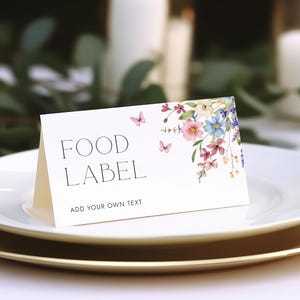 Modelo de etiqueta para alimentos com flores silvestres, cartão de buffet com borboletas rosas, chá de bebê em flor, tenda de buffet, cartão dobrado, chá de panela com borboletas | B009