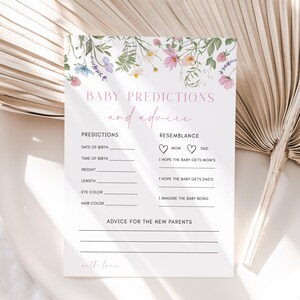 K&ouml;nnte beinhalten: Eine druckbare Babyparty-Spielkarte mit einem floralen Rand. Die Karte hat Abschnitte f&uuml;r G&auml;ste, um das Geburtsdatum, die Geburtszeit, das Gewicht, die L&auml;nge, die Augenfarbe und die Haarfarbe des Babys vorherzusagen. Es gibt auch Abschnitte f&uuml;r G&auml;ste, um ihre Ratschl&auml;ge f&uuml;r die neuen Eltern aufzuschreiben.