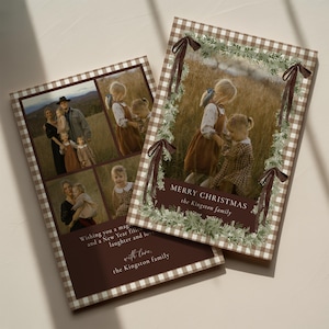 Puede incluir: Dos tarjetas de Navidad rectangulares con un borde de cuadros vichy marrón y blanco. Las tarjetas muestran fotos familiares, ilustraciones de follaje verde y gráficos de cintas marrones. El texto incluye MERRY CHRISTMAS y the Kingston family.