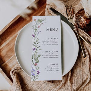 Plantilla de menú de flores silvestres Tarjeta de menú de boda botánica editable Menú de despedida de soltera con flores en tonos pastel Menú de cena de flores silvestres Flores / VM09
