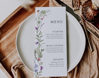 Könnte beinhalten: Eine florale Hochzeitsmenükarte mit weißem Hintergrund und schwarzem Text. Das Menü umfasst Vorspeisen-, Hauptgericht- und Dessert-Optionen. Die Karte ist mit einer Aquarell-Illustration von lila und rosa Blumen und grünen Blättern verziert.