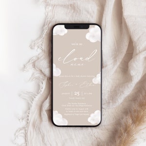 Puede incluir: Una invitación a una fiesta de bienvenida al bebé con un fondo marrón claro y nubes blancas. El texto dice "We're on cloud nine" y "Please join us for a baby shower honoring Sophie + Ethan". La fecha es el 25 de agosto a las 2 PM. La ubicación es The Wesley Residence, Cloud Road 212, San Diego, California. Confirma tu asistencia antes del 10 de agosto a Sarah al 000-000-0000. Registrado en Target y Amazon.