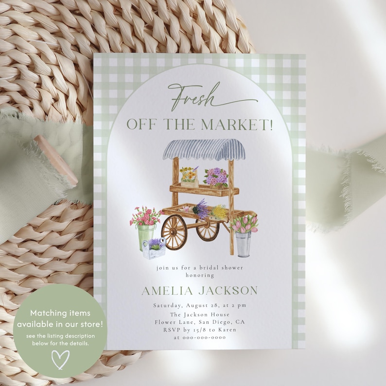 K&ouml;nnte beinhalten: Eine gr&uuml;ne und wei&szlig;e Gingham-Muster-Brautduscheinladung mit einer Aquarell-Illustration eines Blumenwagens. Der Text lautet "Fresh Off The Market!" und enth&auml;lt den Namen der Braut, Amelia Jackson, das Datum, die Uhrzeit und den Ort der Dusche.
