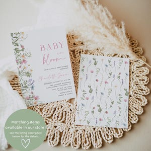 K&ouml;nnte beinhalten: Eine Babyparty-Einladung mit floralem Design. Die Einladung lautet "Baby in Bloom" und enth&auml;lt die Details der Veranstaltung. Der Text lautet "Feiern Sie mit uns eine Babyparty zu Ehren von Charlotte Jason. Samstag, 28. August um 15:00 Uhr. Die Jackson Residence, Flower Lane, San Diego, CA. RSVP bis zum 14.08 an [Telefonnummer]. Registriert bei Amazon & Target."
