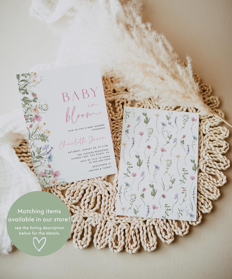 K&ouml;nnte beinhalten: Eine Babyparty-Einladung mit floralem Design. Die Einladung lautet "Baby in Bloom" und enth&auml;lt die Details der Veranstaltung. Der Text lautet "Feiern Sie mit uns eine Babyparty zu Ehren von Charlotte Jason. Samstag, 28. August um 15:00 Uhr. Die Jackson Residence, Flower Lane, San Diego, CA. RSVP bis zum 14.08 an [Telefonnummer]. Registriert bei Amazon & Target."