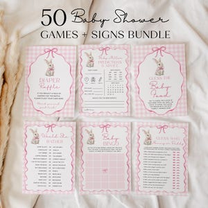 Op de afbeelding: Een bundel van zes roze babyshower spellen en borden. Elke kaart heeft een roze ruitpatroon, een konijn illustratie en spel titels zoals "Diaper Raffle" en "Guess the Baby Food". De tekst "50 Baby Shower Games + Signs Bundle" staat bovenaan.