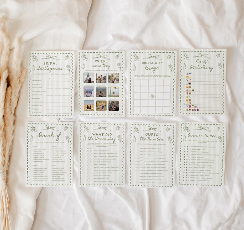 K&ouml;nnte beinhalten: Eine Sammlung von acht gr&uuml;nen und wei&szlig;en Spielkarten f&uuml;r eine Brautparty. Jede Karte zeigt ein anderes Spiel, darunter "Bridal Scattergories", "Where were they" und "Bridal Gift Bingo". Die Karten haben einen gewellten Rand und dekorative florale Elemente.