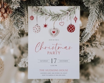 Puede incluir: Una invitación a una fiesta de Navidad blanca con una ilustración de acuarela de adornos rojos y blancos colgando de una rama verde. El texto dice "Join us for a Christmas Party Sábado 17 Diciembre 18:00 The Hudsons House 148 Bow Lane, San Diego, CA 18167 RSVP a Karen al 000-000-0000"