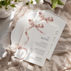 Beżowy szablon menu z kokardą Minimalistyczna beżowa karta menu weselnego Edytowalne menu kolacji Beżowa wstążka Menu na wieczór panieński Dekoracje ślubne | RB01