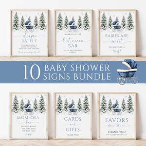 Puede incluir: Un conjunto de diez letreros para baby shower con un tema invernal. Cada letrero presenta un cochecito de bebé azul, pinos cubiertos de nieve y texto elegante. Los letreros incluyen frases como "Diaper Raffle" y "Hot Cocoa Bar".