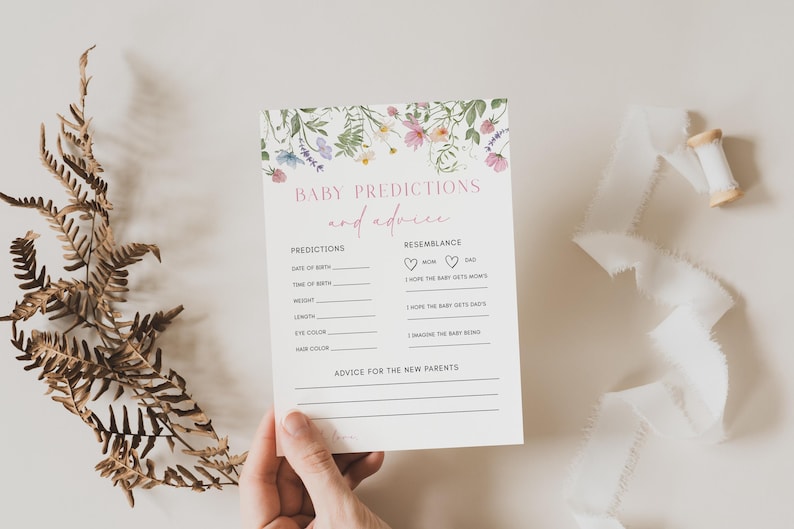K&ouml;nnte beinhalten: Eine Babyparty-Spielkarte im floralen Design mit dem Titel "Baby-Vorhersagen und Ratschl&auml;ge". Die Karte enth&auml;lt Abschnitte, in denen die G&auml;ste das Geburtsdatum des Babys, die Geburtszeit, das Gewicht, die L&auml;nge, die Augenfarbe, die Haarfarbe und die &Auml;hnlichkeit mit den Eltern vorhersagen k&ouml;nnen. Au&szlig;erdem gibt es einen Abschnitt f&uuml;r Ratschl&auml;ge f&uuml;r die frischgebackenen Eltern.