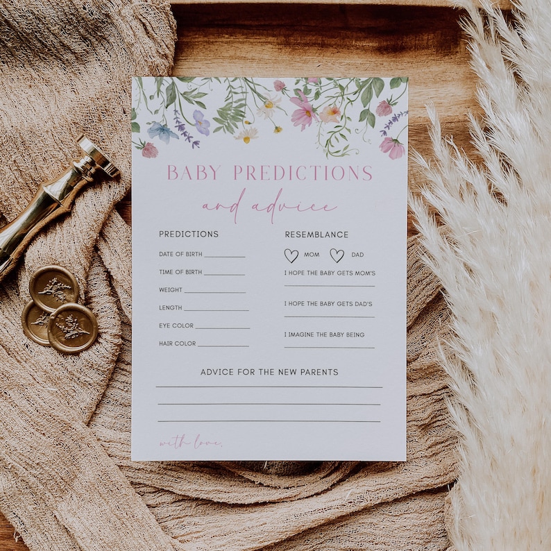 K&ouml;nnte beinhalten: Eine druckbare Babyparty-Spielkarte mit einem Blumenmuster. Die Karte enth&auml;lt Abschnitte f&uuml;r die G&auml;ste, um das Geburtsdatum des Babys, die Geburtszeit, das Gewicht, die L&auml;nge, die Augenfarbe und die Haarfarbe vorherzusagen. Au&szlig;erdem werden die G&auml;ste gebeten, vorherzusagen, wem das Baby &auml;hneln wird, und Ratschl&auml;ge f&uuml;r die neuen Eltern zu schreiben.