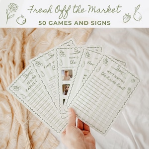 Puede incluir: Un conjunto de tarjetas de juegos de boda con un diseño verde claro. Las tarjetas presentan texto como "Bride Family" y "Who Knows the Bride Best". También se ven las palabras "Fresh Off the Market" y "50 Games and Signs".