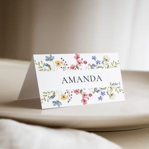 Plaatskaartsjabloon met wilde bloemen Bloemen bruiloft Zitkaart Boho bloemen Bruiloft plaatsnaamkaart Modern vrijgezellenfeest plaatskaart bloemen |EVA