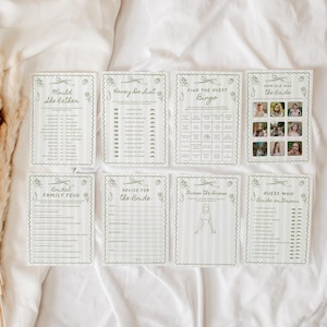 K&ouml;nnte beinhalten: Eine Sammlung von acht Hochzeitsspielkarten mit gr&uuml;nem Text und dekorativen R&auml;ndern. Spiele sind "Would the Rather", "Honey Do List", "Find the Guest Bingo" und "How Old Was the Bride". Die Karten liegen auf einer wei&szlig;en Oberfl&auml;che.