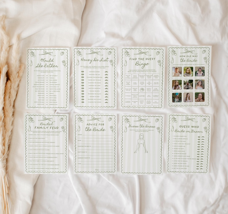 K&ouml;nnte beinhalten: Eine Sammlung von acht Hochzeitsspielkarten mit gr&uuml;nem Text und dekorativen R&auml;ndern. Spiele sind "Would the Rather", "Honey Do List", "Find the Guest Bingo" und "How Old Was the Bride". Die Karten liegen auf einer wei&szlig;en Oberfl&auml;che.