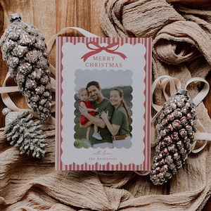 Modelo de cartão de Natal com foto editável, listras vermelhas e rosas, laço de cartão de foto de férias, cartão de feliz Natal, ondulado, moderno, cartão de família| C006