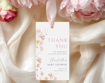 Op de afbeelding: Een witte bedankkaart met roze bloemmotieven. De tekst luidt "Bedankt" en "Voor het verwennen van onze baby met liefde! Charlotte's babyshower 28.08.20XX San Diego, CA".