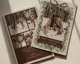 Peut inclure: Deux cartes de vœux rectangulaires avec une bordure à rayures beiges et blanches. Les cartes présentent des photos de personnes et de chiens dans une forêt enneigée. Une carte porte une couronne verte avec un ruban marron et le texte MERRY CHRISTMAS.