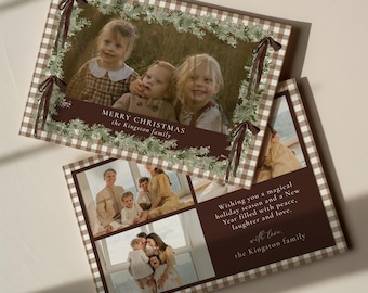Peut inclure: Un ensemble de cartes de vœux rectangulaires avec une bordure à carreaux marron et blanc. La carte supérieure montre une photo de trois enfants encadrée de branches de pin vertes et de rubans marron, avec le texte MERRY CHRISTMAS the Kingston family.