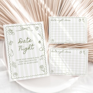 K&ouml;nnte beinhalten: Ein Set mit Ideen f&uuml;r einen romantischen Abend, mit einem gr&uuml;n-wei&szlig; gestreiften Design. Die Karten zeigen den Text "Date Night" und "Date night ideas" mit dekorativen Fruchtdarstellungen. Das Set enth&auml;lt eine gr&ouml;&szlig;ere Karte und zwei kleinere Karten.