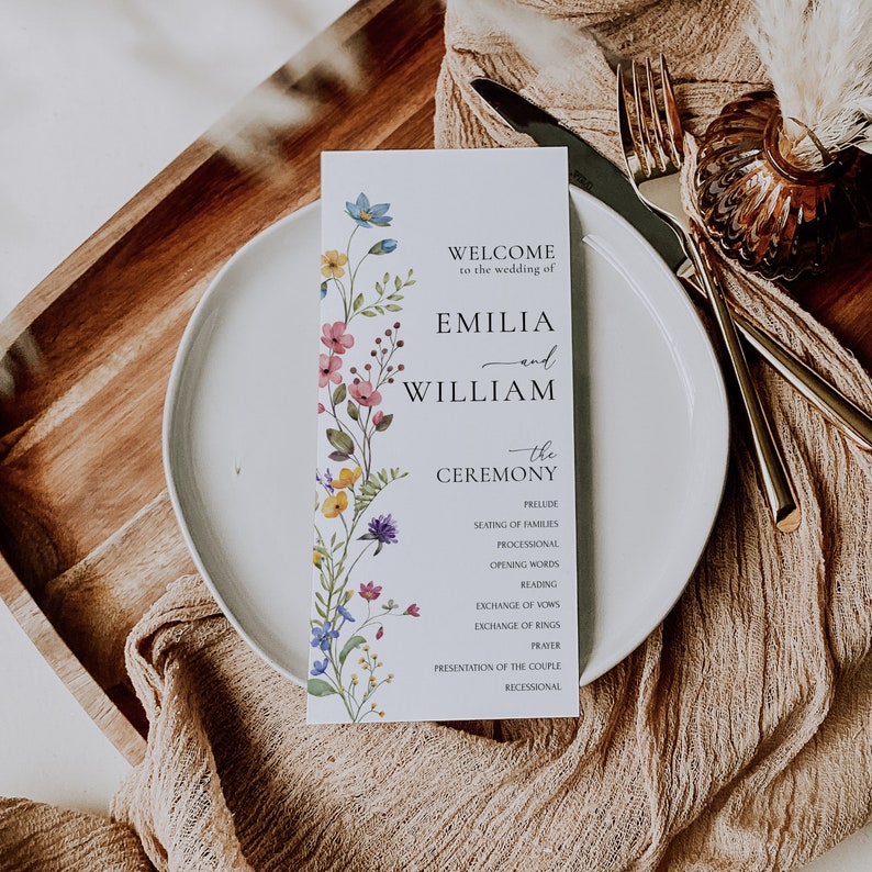 Peut inclure: Un programme de c&eacute;r&eacute;monie de mariage avec un motif floral sur le c&ocirc;t&eacute; gauche. Le programme liste l'ordre des &eacute;v&eacute;nements de la c&eacute;r&eacute;monie de mariage d'Emilia et William.