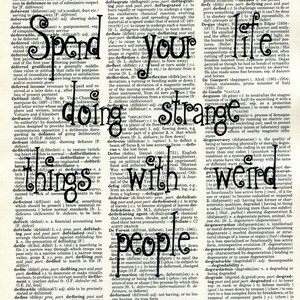 Op de afbeelding: Een zwart-witte pagina uit een woordenboek met het woord "defer" bovenaan de pagina. De woorden "Spend your life doing strange things with weird people" zijn in zwarte cursieve letters over de pagina geschreven.