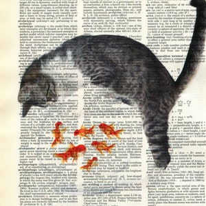 Könnte beinhalten: Eine Collage einer Katze mit einer Buchseite, auf der das Wort "Archer" und eine Definition des Wortes "Architektur" stehen. Die Katze sitzt auf der Buchseite und hat einen Fisch im Maul. Der Fisch ist orange und rot und schwimmt im Wasser. Die Buchseite ist weiß mit schwarzem Text.