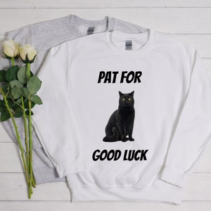 Bluza Pat For Good Luck | Koszulka dla miłośników kotów | Bluza z okrągłym dekoltem Good Luck | Czarna koszulka dla kotów | Prezent dla miłośników kotów | Koszulka Positive Vibes