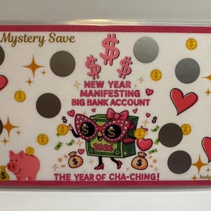 以下が含まれることがあります： 「Mystery Save」と「New Year Manifesting Big Bank Account」の文字が入った白とピンクのグラフィック。ハート、ドル記号、コイン、貯金箱のデザイン。フレーズ「The Year of Cha-Ching!」も表示されています。