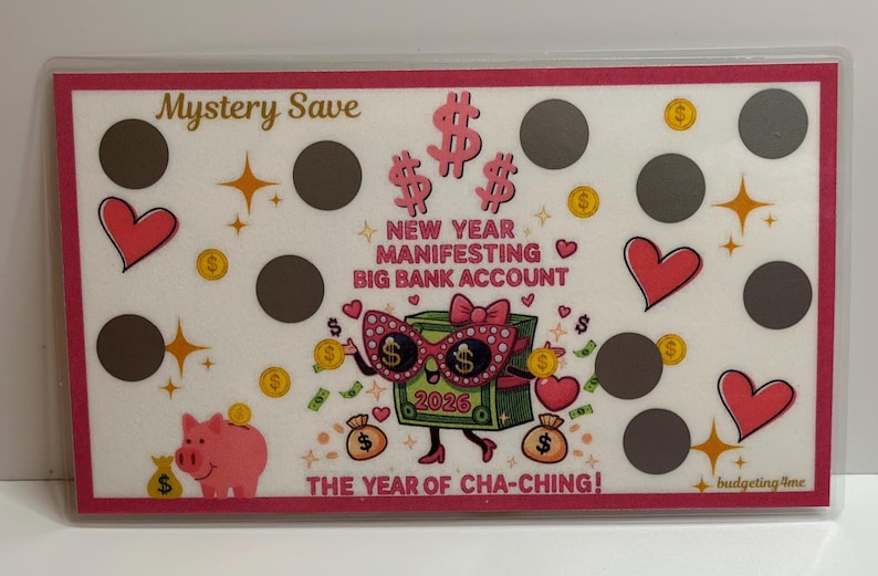 以下が含まれることがあります： 「Mystery Save」と「New Year Manifesting Big Bank Account」の文字が入った白とピンクの貯蓄トラッカー。ハート、星、コイン、サングラスをかけた漫画の貯金箱のデザイン。 「2026」の文字が見えます。