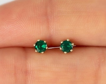 Orecchini a bottone in oro 14k con smeraldo: gioielli con pietra portafortuna di maggio