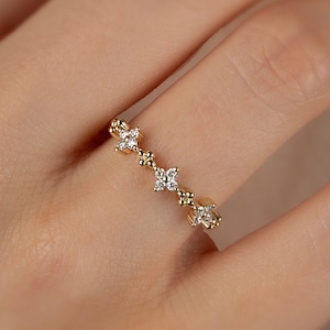 Bague en or et diamants trèfle délicat • Bague trèfle à quatre feuilles • Alliance en or • Bague diamant naturel • Empilage de bagues pour femme