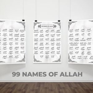 Puede incluir: Tres carteles en blanco y negro con bordes ornamentados, cada uno mostrando los 99 nombres de Alá en escritura árabe. Los carteles están colgados en una pared blanca.