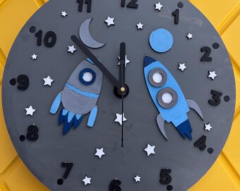 Reloj de pared artesanal con cohete y luna