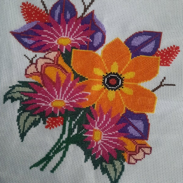 Stickbild Blumenstrauß. Crossstitch Bouquet of Flowers. Embroidery 100% handmade.