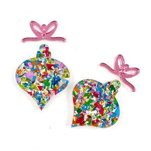 Ornement de Noël traditionnel scintillant bleu sarcelle et rose avec ébauches de boucles d&#39;oreilles avec nœud rose - ébauches de boucles d&#39;oreilles en acrylique à monter soi-même pour les créateurs