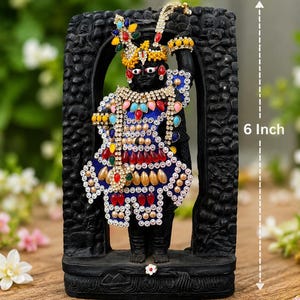 Handgjord Shrinath Ji Stone Idol, Handmålad KrishnaMurti, Dekorativ Stenstaty med Fixa Kronutsmyckningar, Tempeldekor, Mandir, Vrindavan