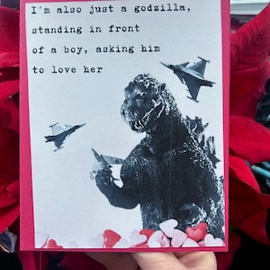 Citation de Godzilla Je ne suis qu'une fille ou un garçon debout devant la Saint-Valentin juste parce que carte d'amour drôle style punk fait main livraison gratuite