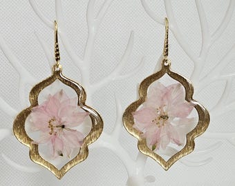 Pendientes de flores rosas secas auténticas: joyas de verano con marco dorado