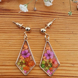 Handgemaakte harsoorbellen: echte droogbloemen, gouden lijsten